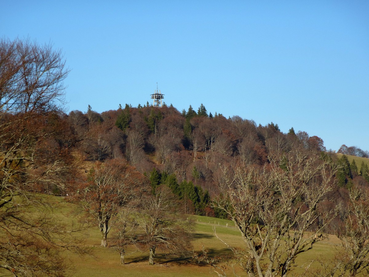 Blick von Süden zum 1284m hohen Schauinslandgipfel mit dem Aussichtsturm, Nov.2015