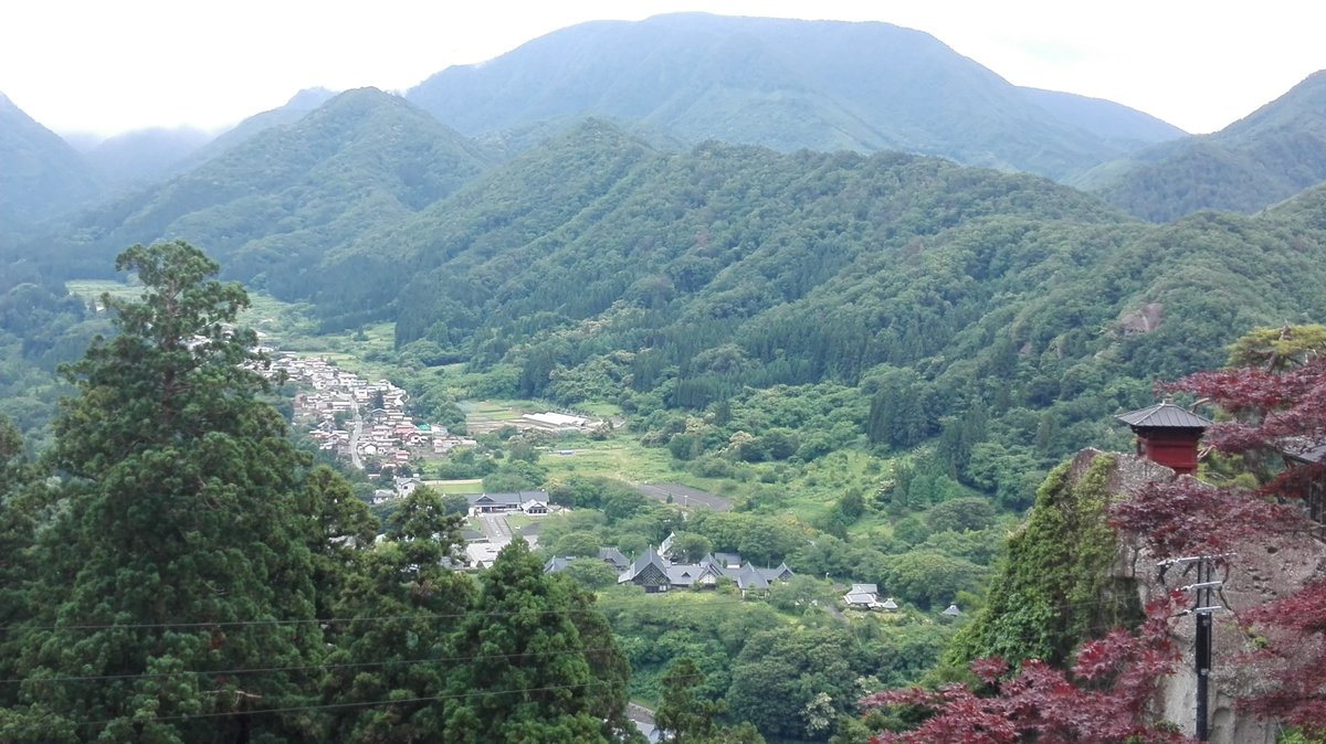 Blick in das Tal von Yamadera mit kleinem Tempel im Vordergrund. Foto vom 05.07.2019.