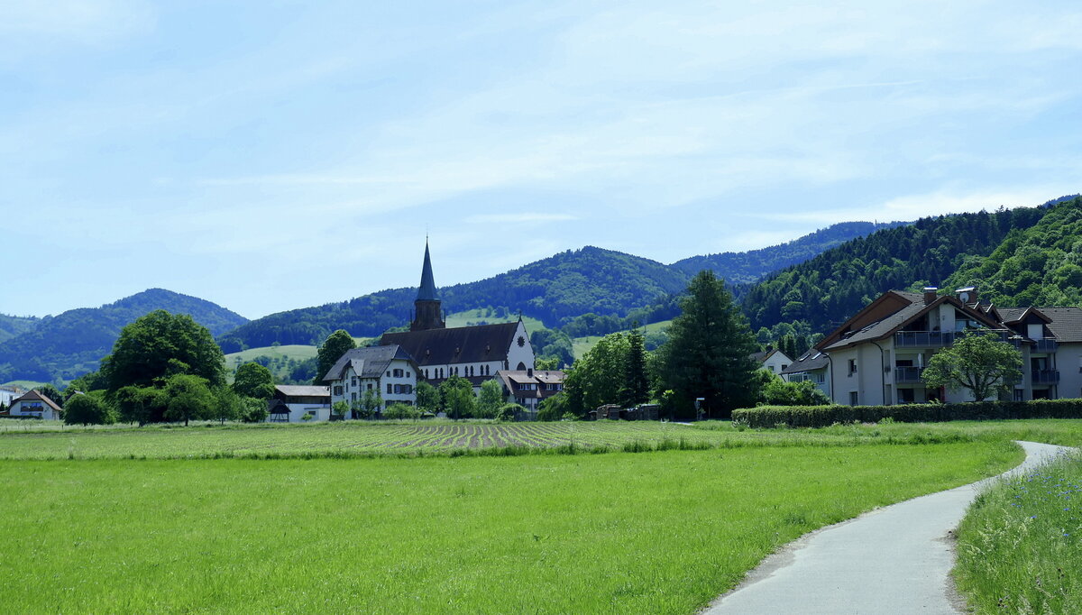 Blick talaufwärts auf den Ort Glottertal im gleichnamigen Tal des Schwarzwaldes, Mai 2022