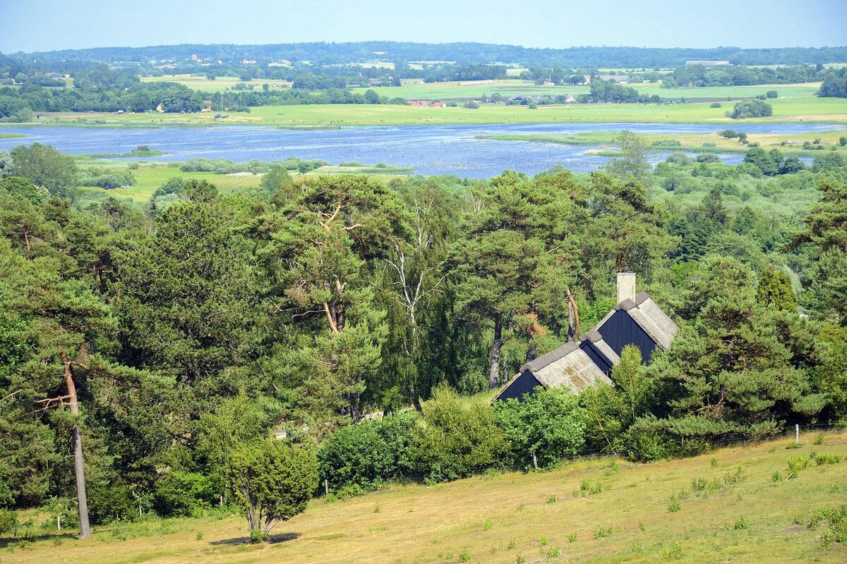 Blick von Tibirke Bakker auf den See Holløse Bredning (Nordseeland, Dänemark). Aufnahme: 21. Juni 2023.