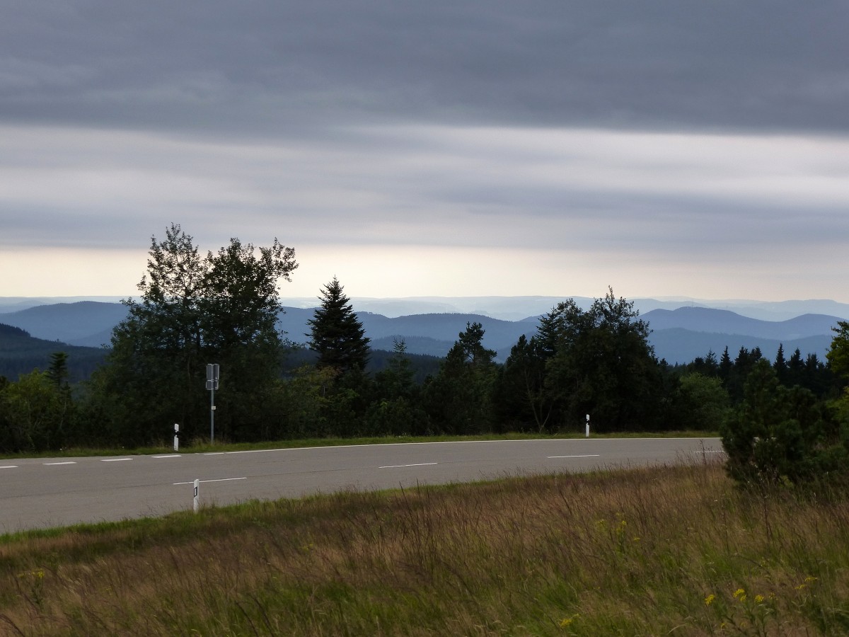 Blick von der ber 1000m hoch gelegenen Schwarzwaldhochstrae nahe dem Schliffkopf in Richtung Sd-Ost bei Gewitterstimmung, Aug.2015