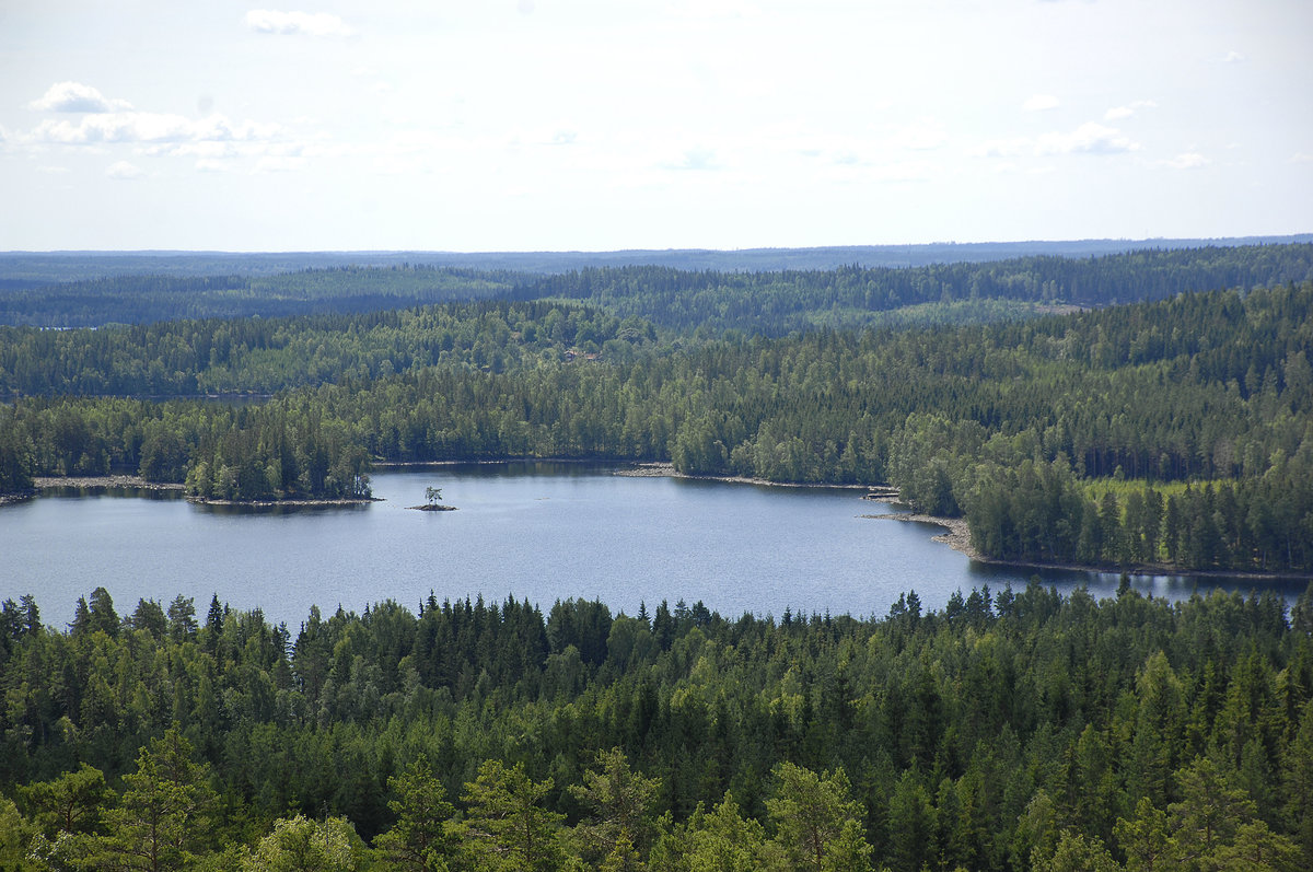 Blick über Änghultasjön. Aus zwanzig Metern Höhe hat man am »Little Rock Lake« einen kilometerweiten 360 Grad Panoramablick über Schwedens schönste Wälder und Landschaft.
Aufnahme: 20. Juli 2017.