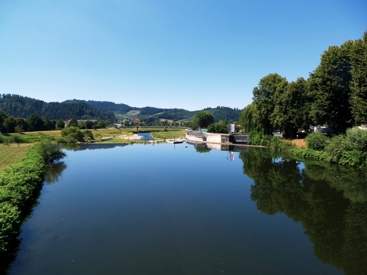 Blick ber die angestaute Kinzig am Stadtrand von Gengenbach im Kinzigtal, Aug.2015