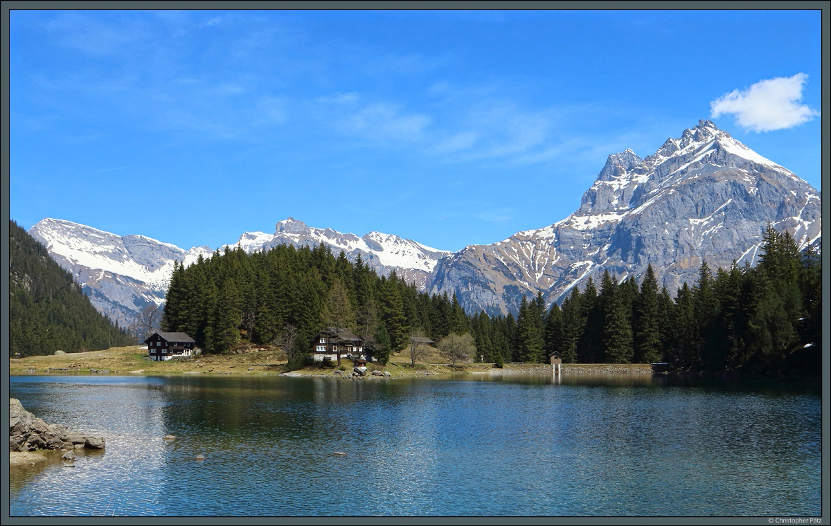 Blick über den Arnisee auf den Windgällen. Der künstlich angelegte See dient als Speicherbecken für das Kraftwerk Arniberg und ist gleichzeitig ein beliebter Ausgangspunkt für Wanderungen. (20.04.2022)