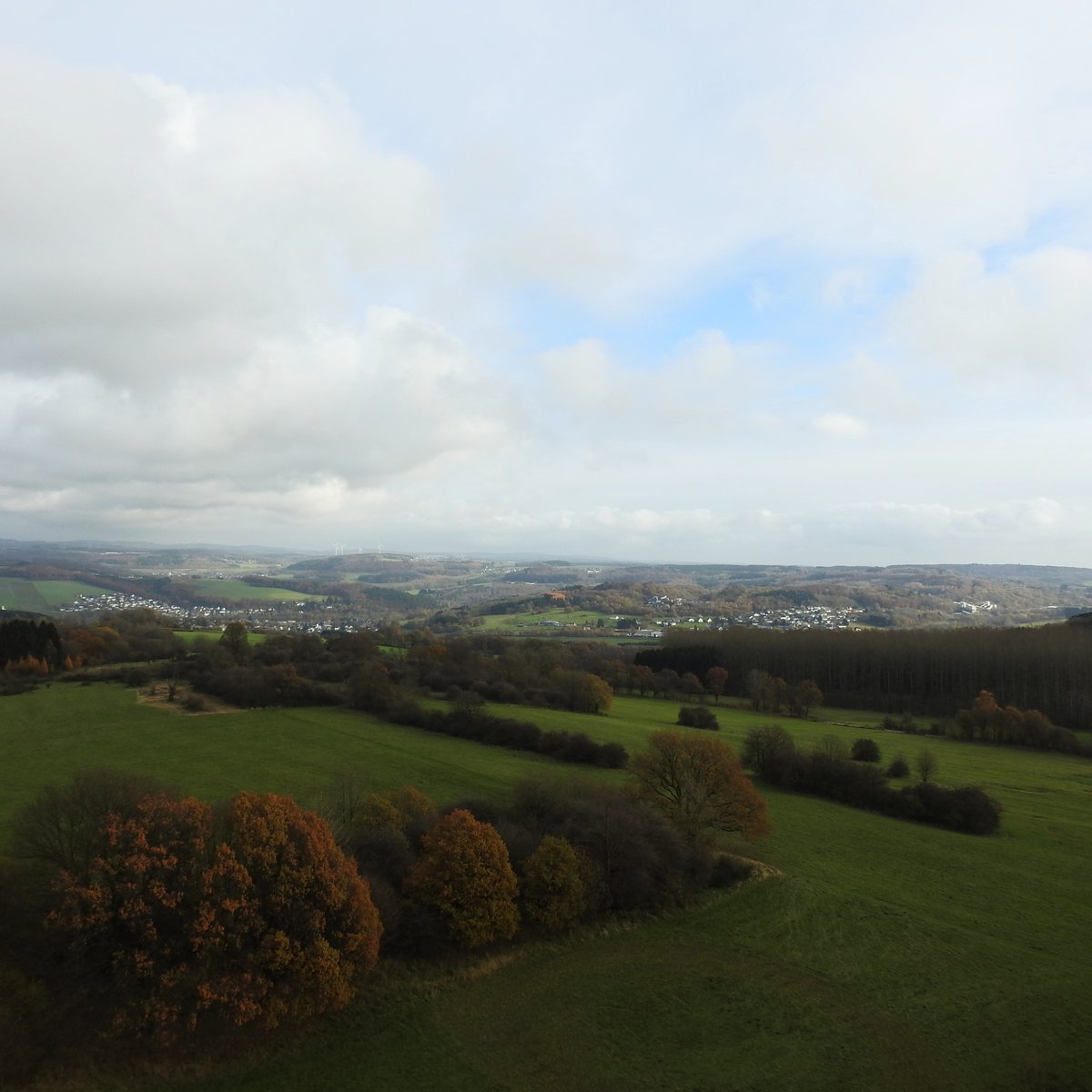 BLICK ÜBER DEN HOHEN WESTERWALD
Bis weit in den HOHEN WESTERWALD fällt am 14.11.2017 der Blick vom Aussichtsturm
auf dem GRÄBERSBERG bei ALPENROD/HACHENBURG auf 513 Meter über NN-der 73 m hohe
Turm hat seine Aussichtsplattform auf 33 Metern Höhe-bei klarem Wetter sind
fantastische Rundumblicke möglich...