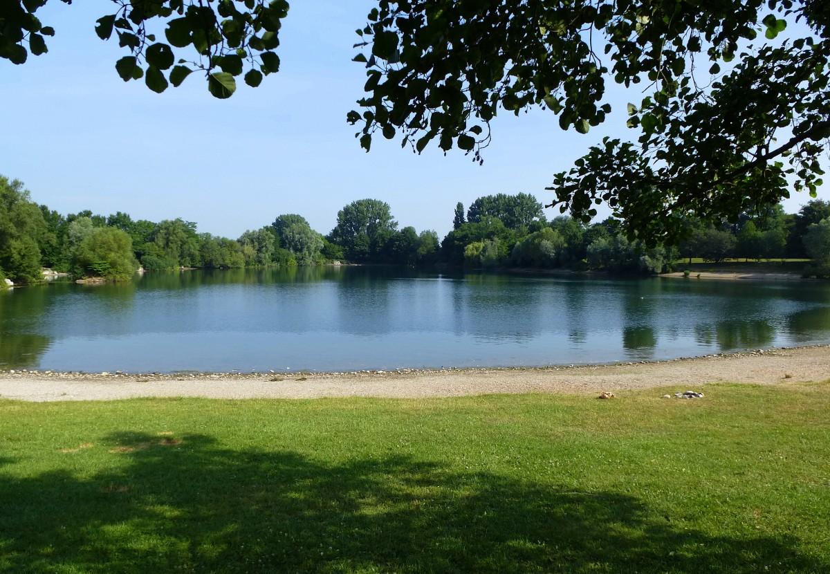Blick ber den Dietenbachsee, kleine Parkanlage mit Badesee am westlichen Stadtrand von Freiburg, Juni 2014