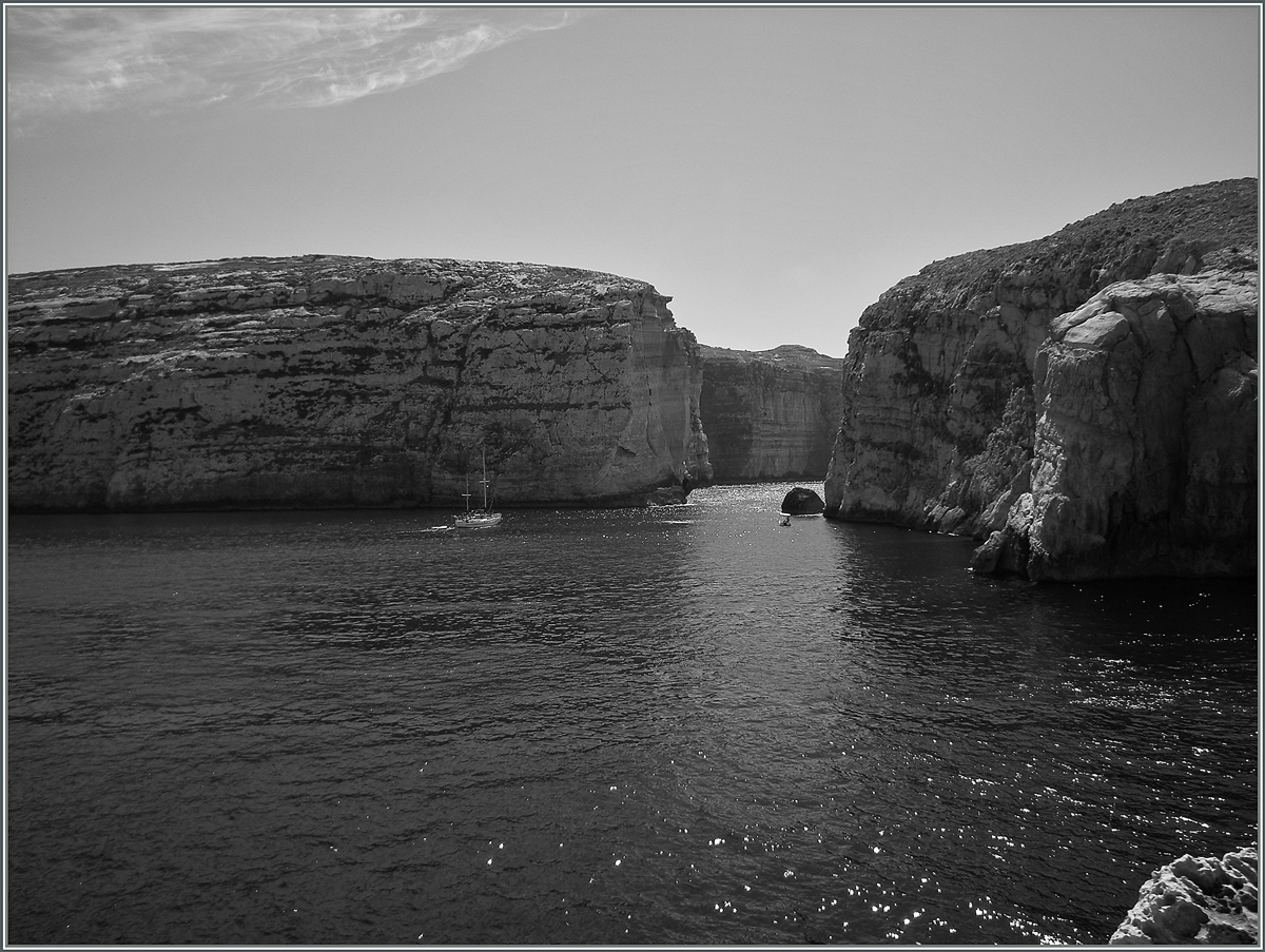 Blick ber die Dwejra Bay welche rechts im Bild vom Fungus Rock etwas vom offen Meer geschtzt wird.
23. Sept. 2013