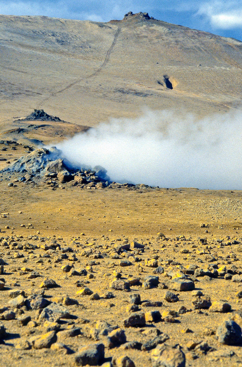 Blick über das Heißquellengebiet Námaskarð in Island. Bild vom Dia. Aufnahme: August 1999.