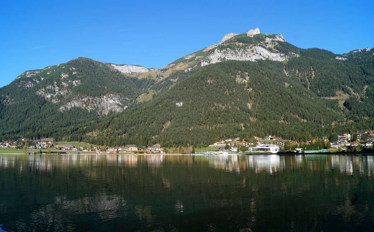 Blick über den herbstlichen und ruhigen Achensee Richtung Maurach Buchau, 26.10.2019.