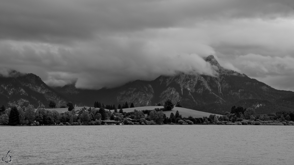 Blick über den Hopfensee in die wolkenverhangenen Berge. (Hopfen am See, Juli 2017)