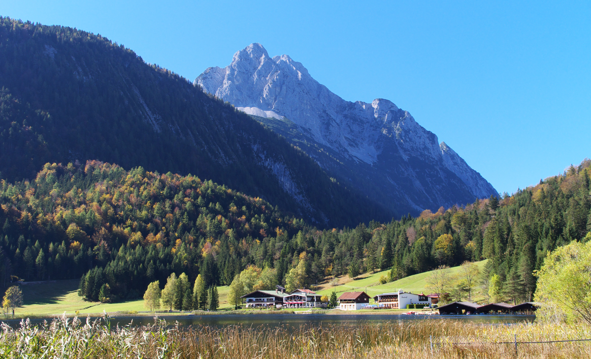 Blick über den Lautersee zur Alpspitze im Wettersteingebirge. Mittenwald 09.10.2014