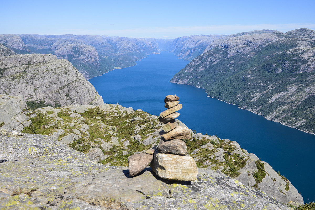 Blick über Lysefjorden am Preikestolen in Norwegen. Die Landschaft am Preikestolen ist geprägt von hellem Granitfels. Es drängen sich dicht ausgeformte und vielfarbig grüne Täler in der Region des Rogalandes. 
Aufnahme: 2. Juli 2018.