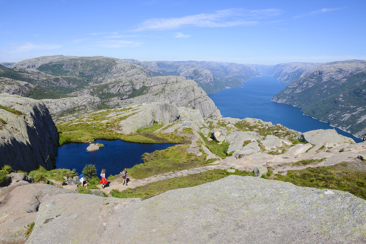 Blick über Lysefjorden om Preikestolen-Wanderweg (Roland, Norwegen). Aufnahme: 2. Juli 2018.