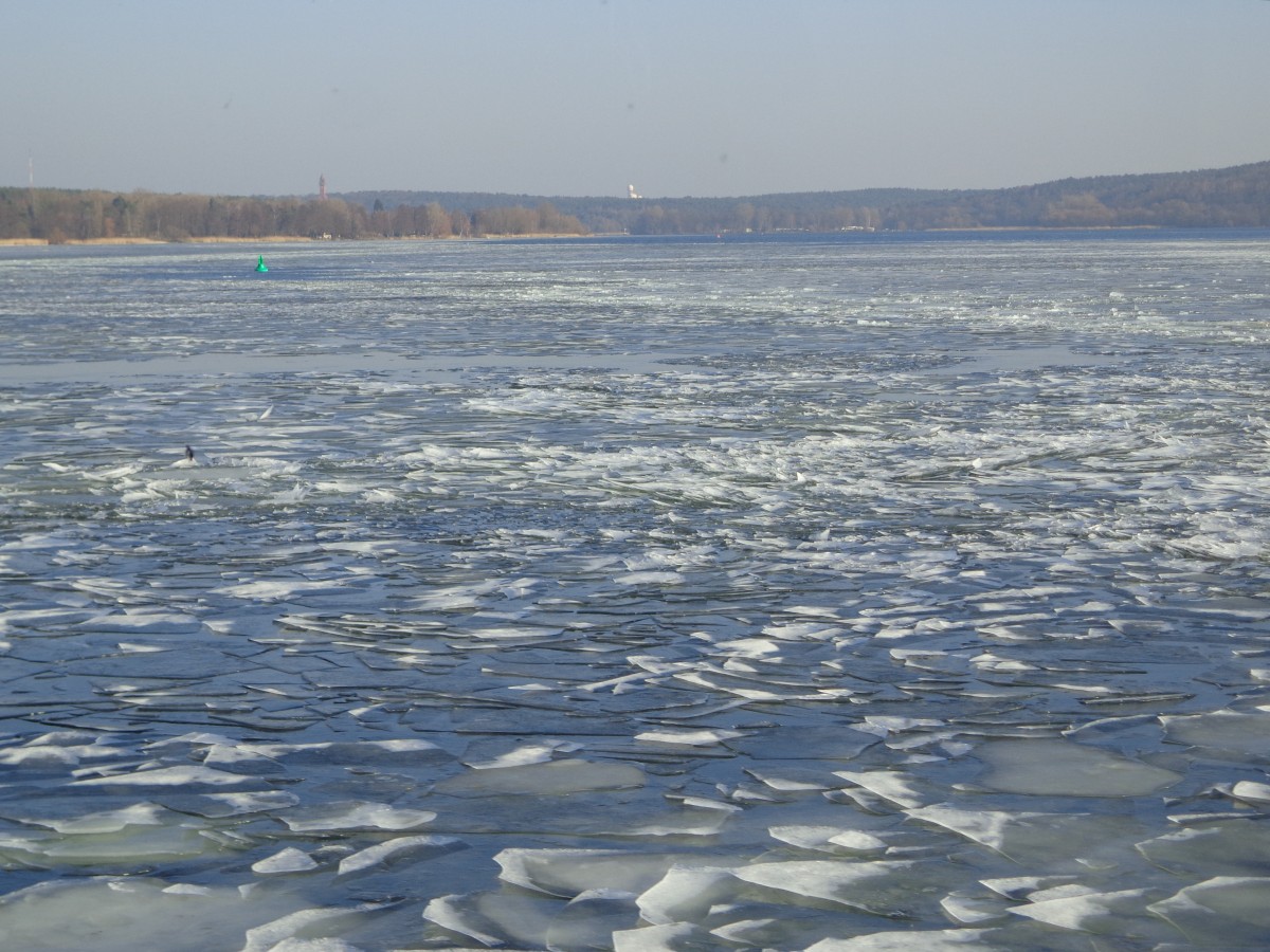 Blick über die noch mit Eisstücken verdeckte Havel in Berlin. Links Kladow, rechts der Grunewald (4.2.14)