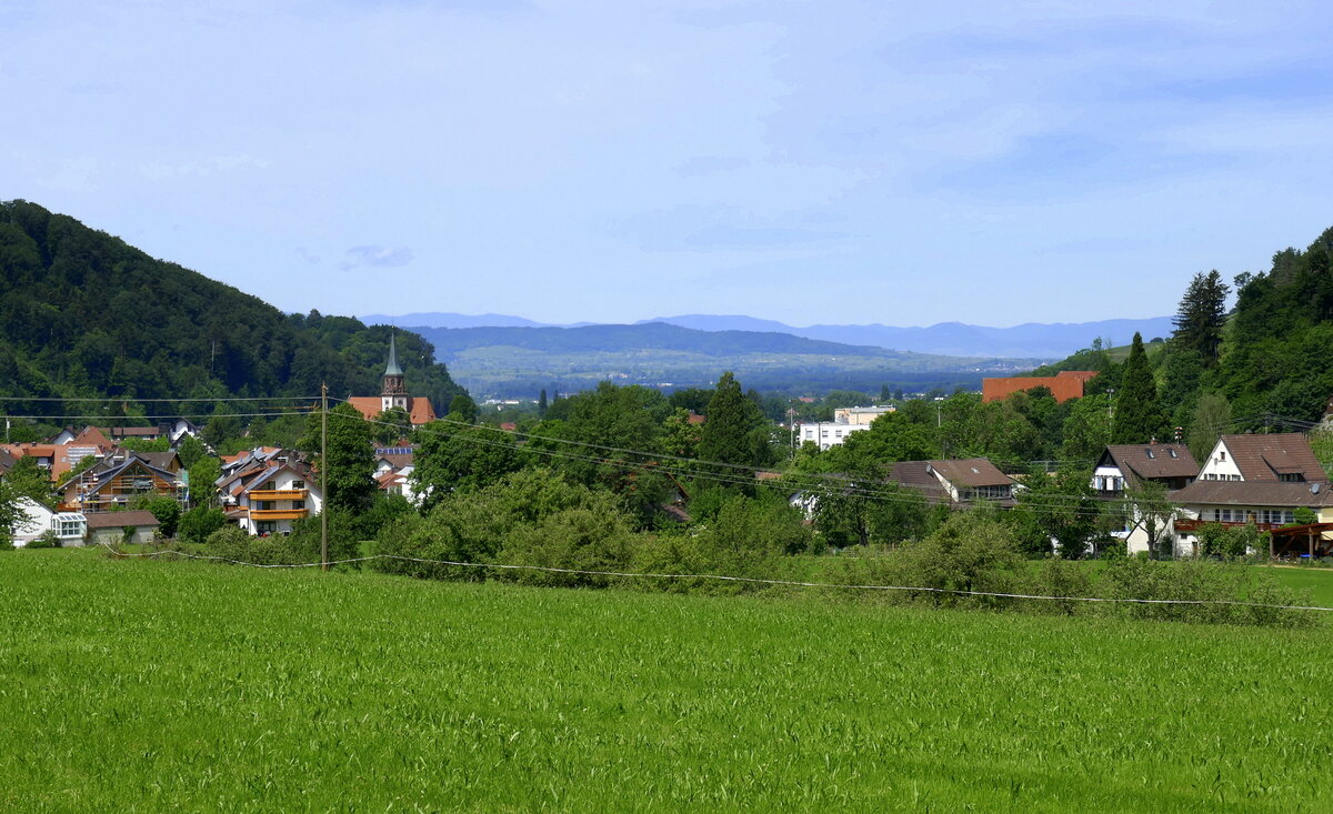 Blick über den Ort Glottertal im Schwarzwald, am Talausgang sieht man den Kaiserstuhl und am Horizont die Vogesen, Mai 2022