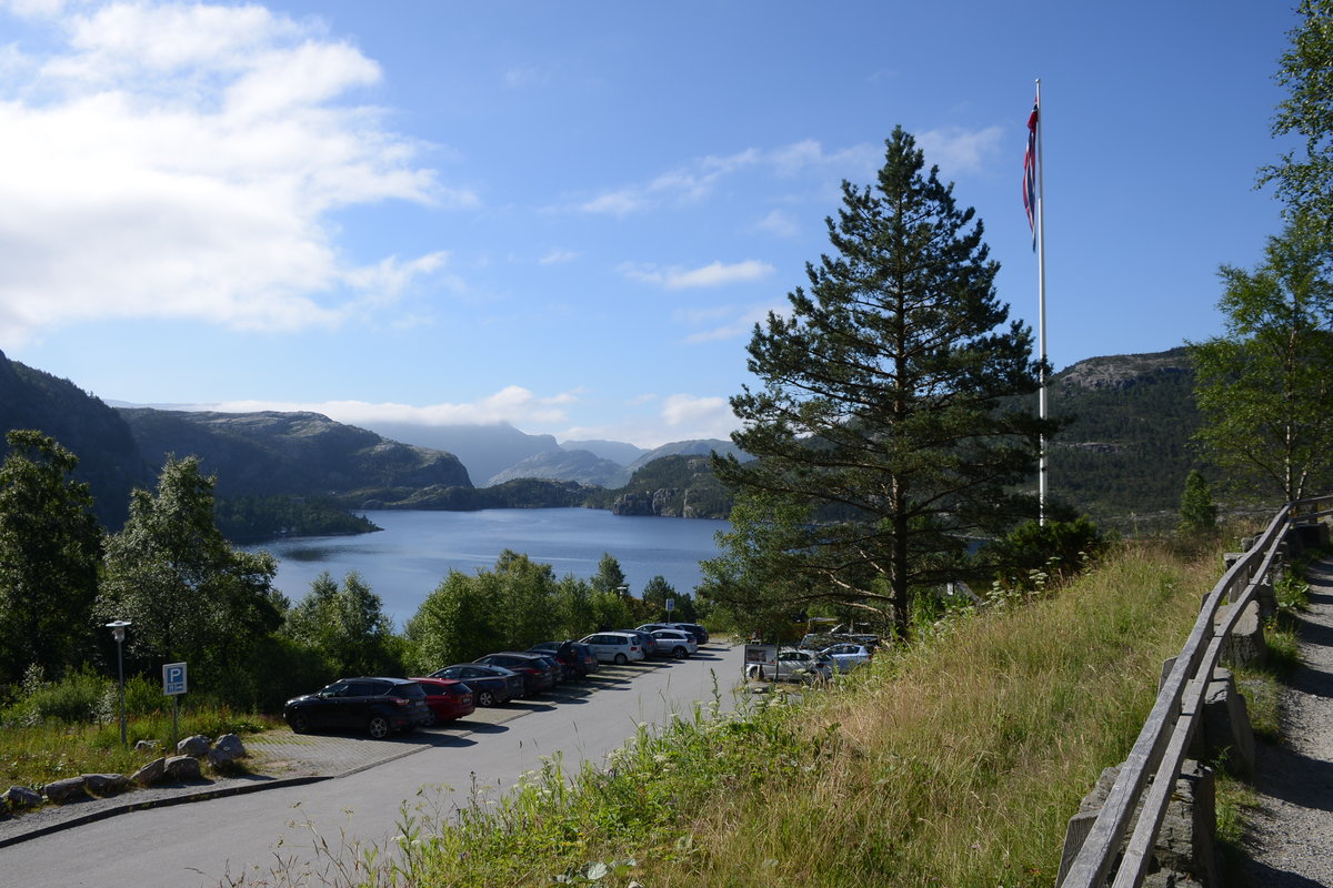 Blick über Revsvatnet vom Preikestolhytta (Rogaland, Norwegen). Aufnahme: 2. Juli 2018.