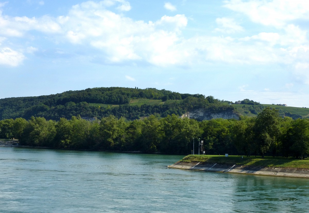 Blick ber den Rhein beim Kraftwerk Kembs zum etwa 150m hohen Kalksteinfelsen  Isteiner Klotz  auf der deutschen Rheinseite, Aug.2015