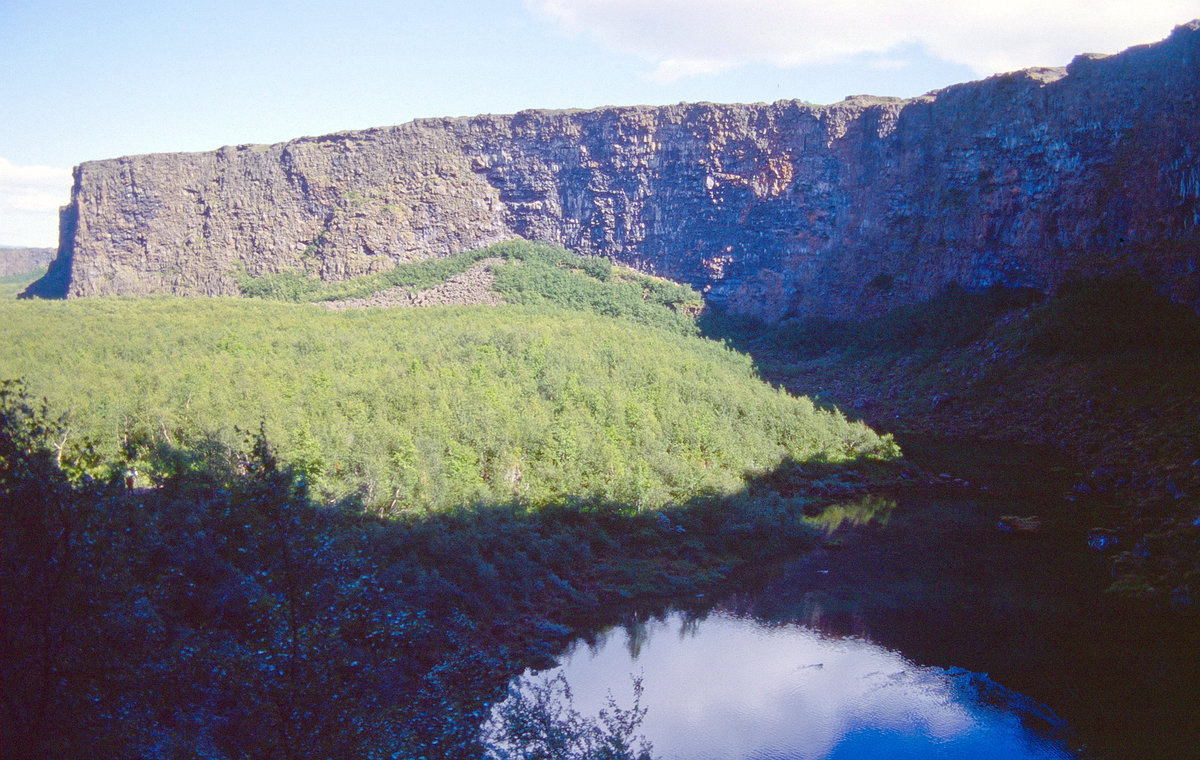 Blick über die Schlucht Ásbyrg mit dem See Botnstjörn. i. Bild vom Dia. Aufnahme: August 1995.