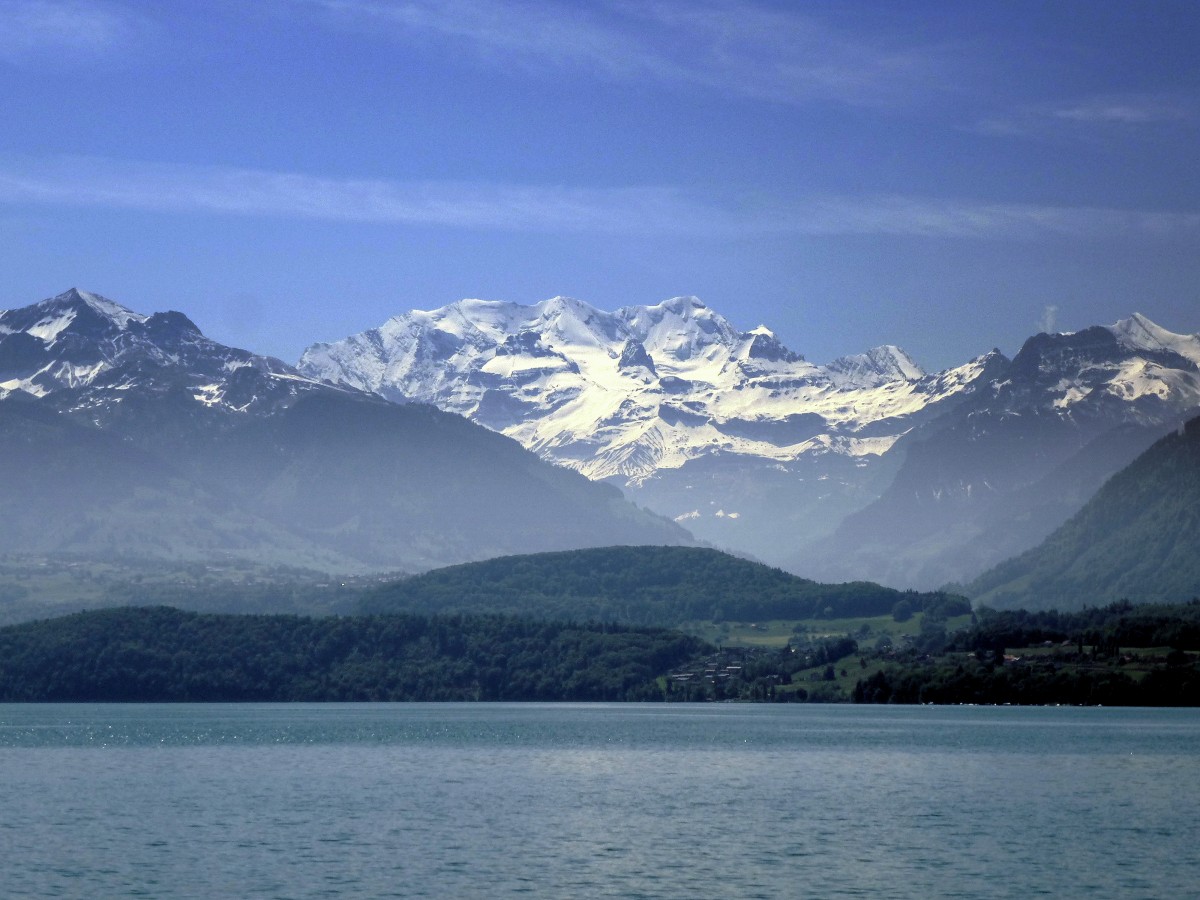 Blick ber den Thunersee auf die schneebedeckten Gipfel der Berner Alpen, Mai 2015