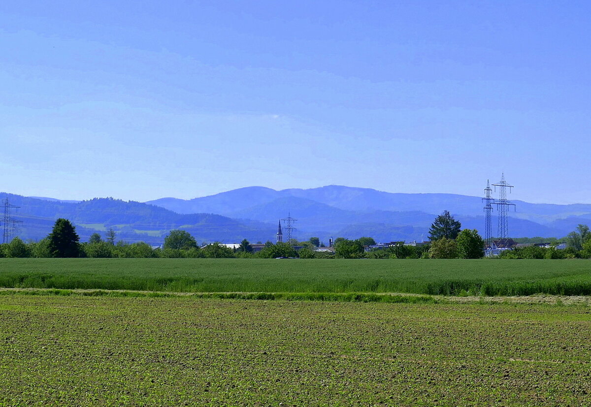 Blick über Vörstetten zum Schauinslandmassiv im Schwarzwald, Juni 2021