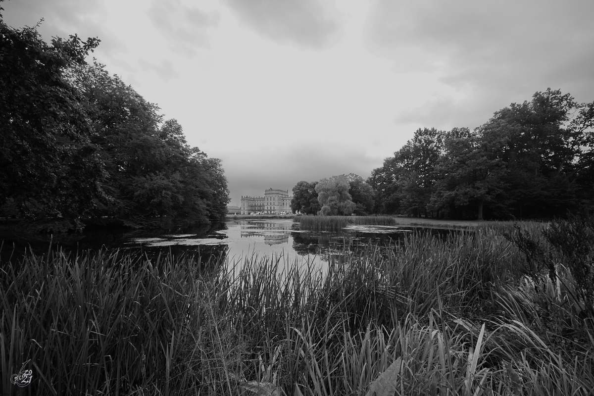 Blick über den Weiher im Schlosspark Ludwigslust. (August 2014)