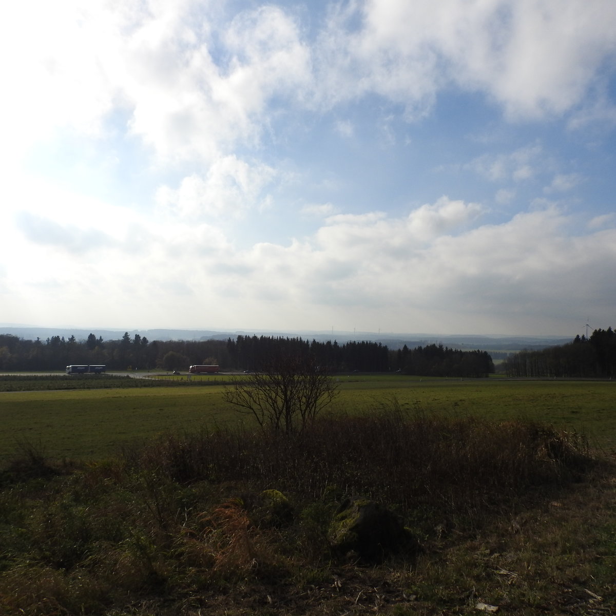 BLICK VON DER FUCHSKAUTE/HOHER WESTERWALD
Auf der Spitze eines erloschenen Vulkans,fällt am 2.11.2017 der Blick aus
657,3 Meter über NN vom höchsten Berg des Westerwaldes und Teil einer 
Basalthochebene auf die nahe HESSEN gelegene Westerwaldlandschaft...
Hier sagt der Fuchs dem Hasen  Gute Nacht  und verzieht sich in seine Höhle(
=Fuchskaute)....