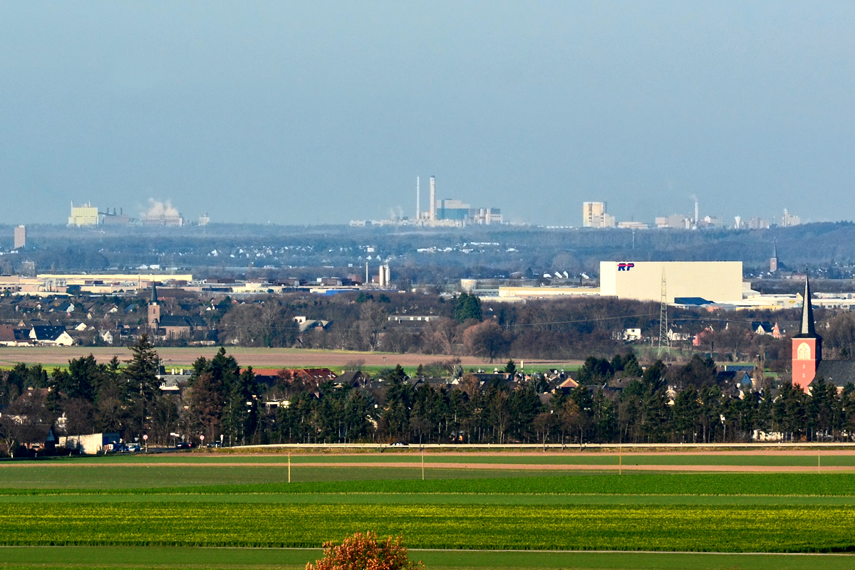 Blick von der Voreifel über Euskirchen bis zur Industrie nach Hürth - 08.12.2015