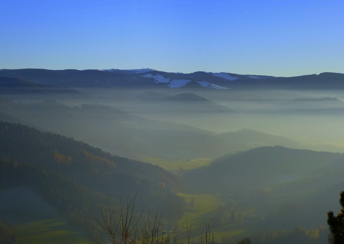 Blick von der Wallfahrtskapelle auf dem Lindenberg bei St.Peter/Schwarzwald zum schneebedeckten Feldberg (1492m), Dez.2013