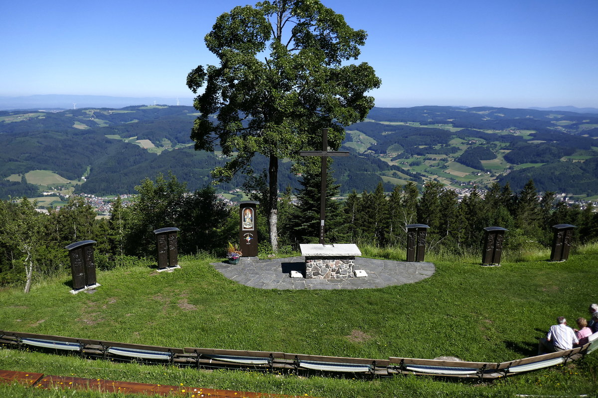 Blick von der Wallfahrtskirche auf dem 905m hohen Hörnleberg über den Freiluftaltar ins Elztal und auf die Berge im mittleren Schwarzwald, Juni 2019