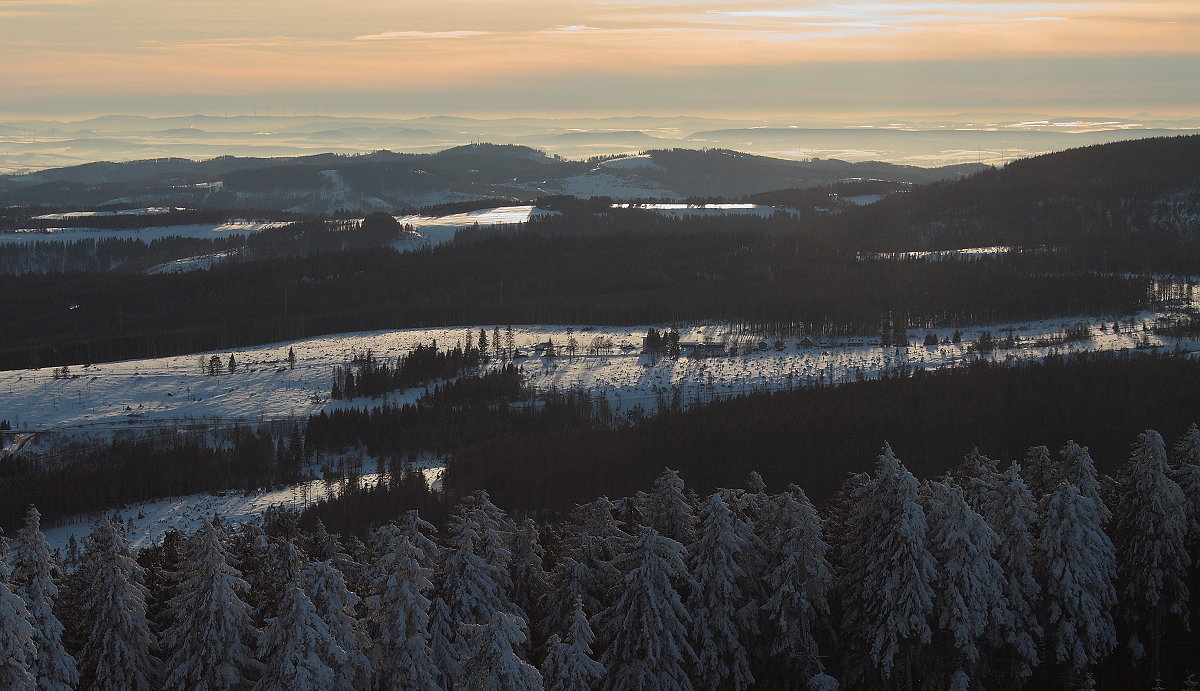 Blick vom Wurmberg am Abend des 14.02.2021 bis zu den Kasseler Bergen: Im rechten Bilddrittel am Horizont unter der dunklen Wolke nebeneinander: links der langgestreckte  Rücken des Hohen Habichtswalds, rechts daneben neben dem Bildrand der markante Kegel des Hohen Dörnbergs, beide mehr als 100 km entfernt. Direkt links neben dem langgestreckten Hohen Habichtswald ist zart ein Berg am Horizont sichtbar, der deutlich weiter entfernt ist. Das müsste der Kellerwald mit seinem höchsten Gipfel sein, knapp 700 m hoch und ca. 140 km entfernt (!!!). Einen anderen so hohen Berg gibt es nicht in dieser Gegend und Richtung. Links neben dem Kellerwald sieht man deutlich einen sich bis zum linken Bildrand erstreckenden langen Bergzug - das ist das Mittelgebirge Kaufunger Wald mit seinem höchsten Gipfel in der Mitte, dem Hirschberg mit seinem runden Buckel, ca. 75 km entfernt...   