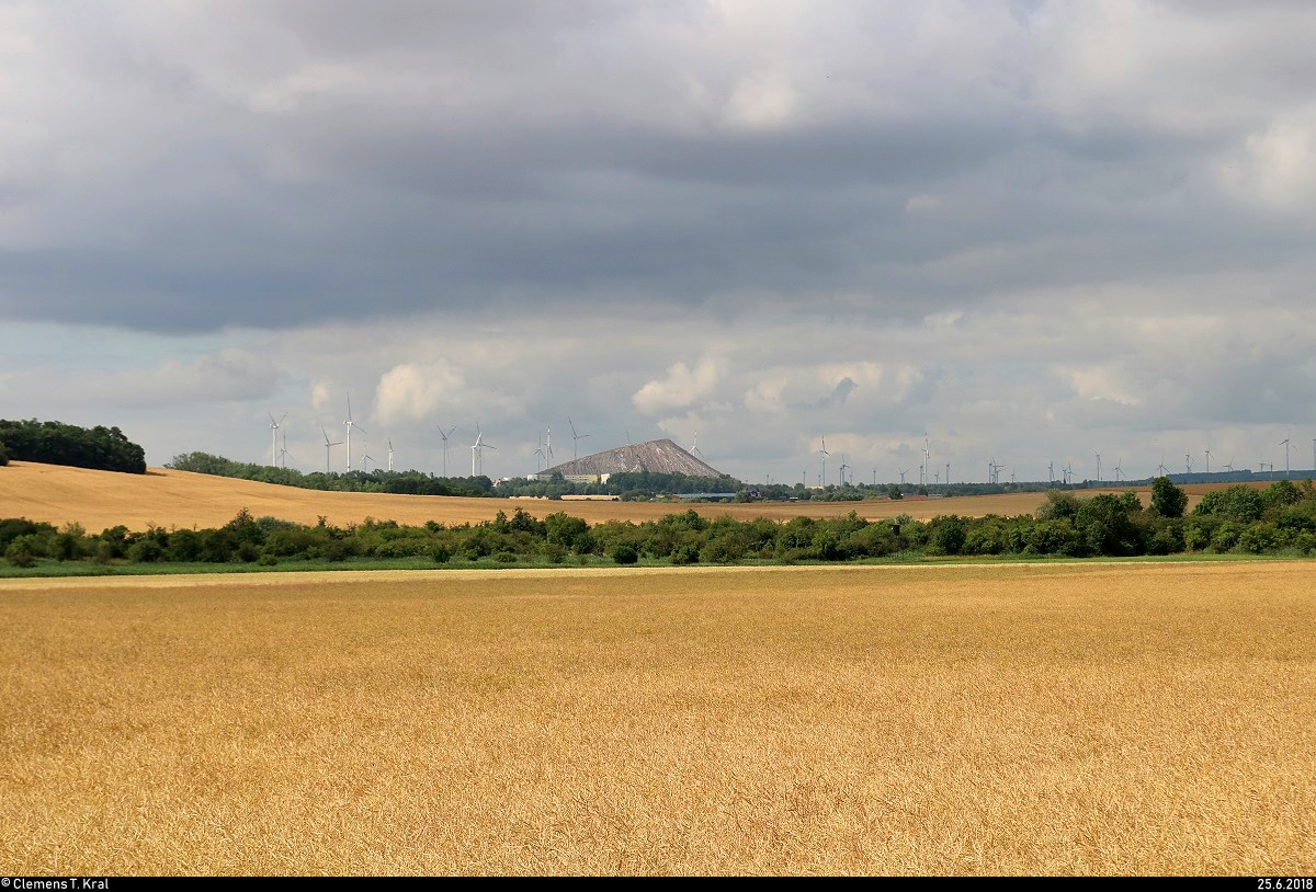 Blick von Zappendorf (Einheitsgemeinde Salzatal) auf das Salzatal mit einer Kieshalde bei Teutschenthal im Hintergrund. Aufgenommen während einer Fahrradtour auf dem Himmelsscheibenradweg. [25.6.2018 | 10:06 Uhr]