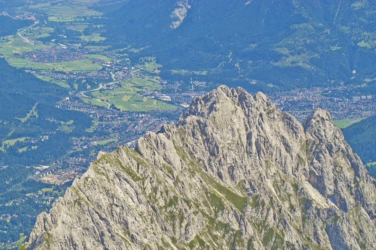 Blick von Zugspitze auf Garmisch-Partenkirchen. Aufnahme: August 2008.