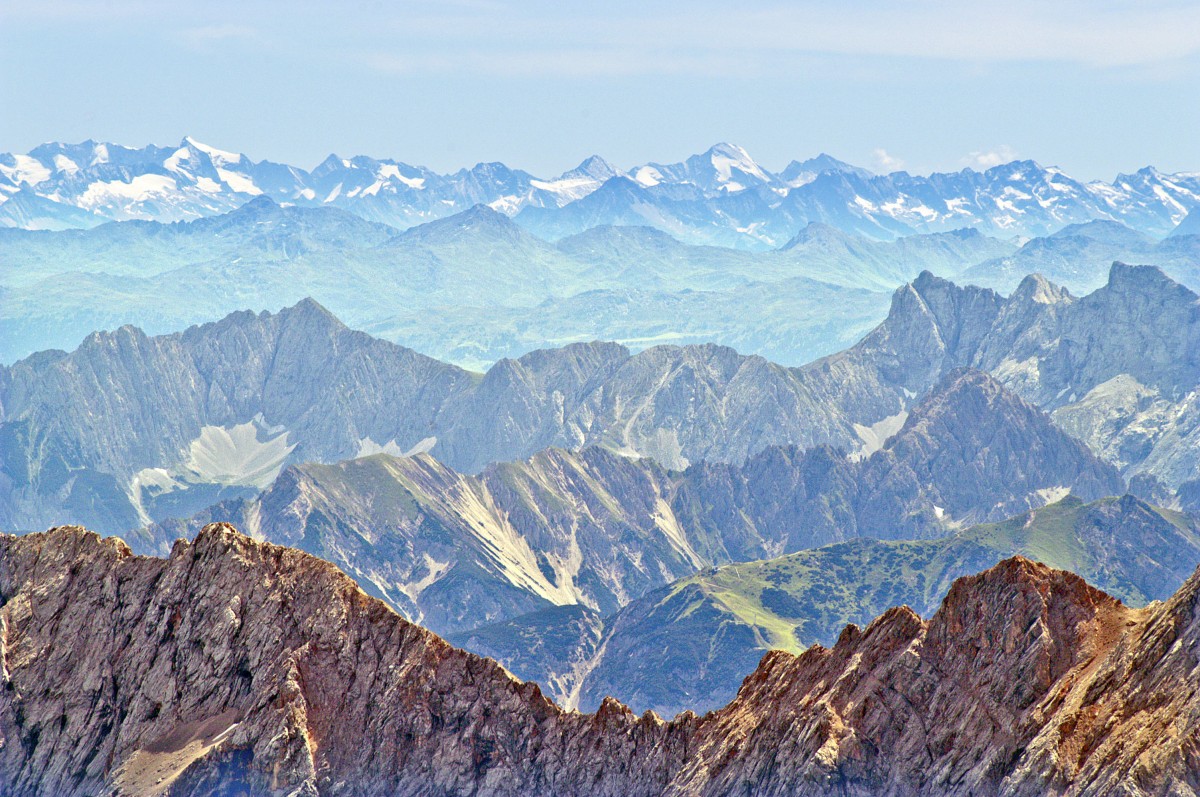 Blick von Zugspitze in östlicher Richtung. Aufnahme: August 2008.