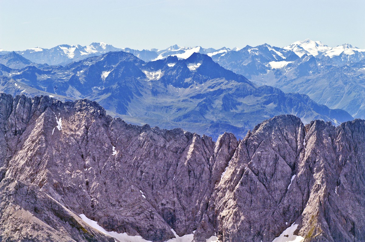 Blick von Zugspitze in südöstlicher Richtung. Aufnahme: August 2008.