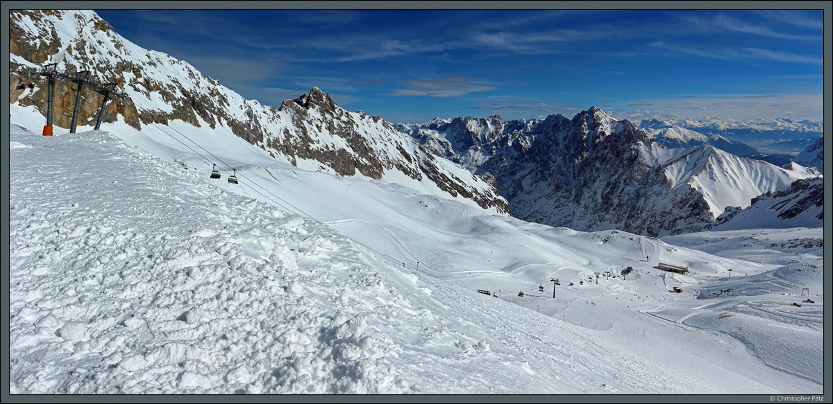 Blick vom Zugspitzplatt auf den Hochblassen und das Wettersteingebirge bei schönstem Winterwetter. Im Vordergrund ist der Sonnenkar-Sessellift zu sehen, der hinab ins Brunntal führt. (03.03.2018)