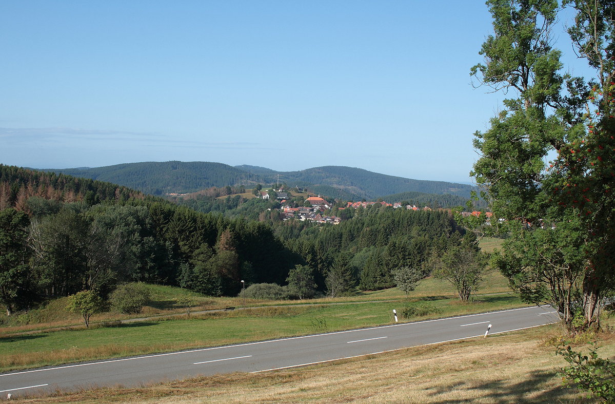 Blick zurück über die Braunlager Straße auf das Bergstädtchen St. Andreasberg; Aufnahme vom Morgen des 19.08.2019...