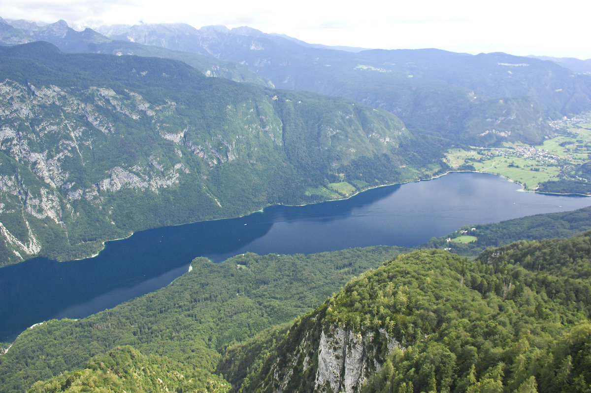 Bohinjsee in Slowenien vom Berg Vogel aus gesehen. Aufnahme: 2. August 2016.