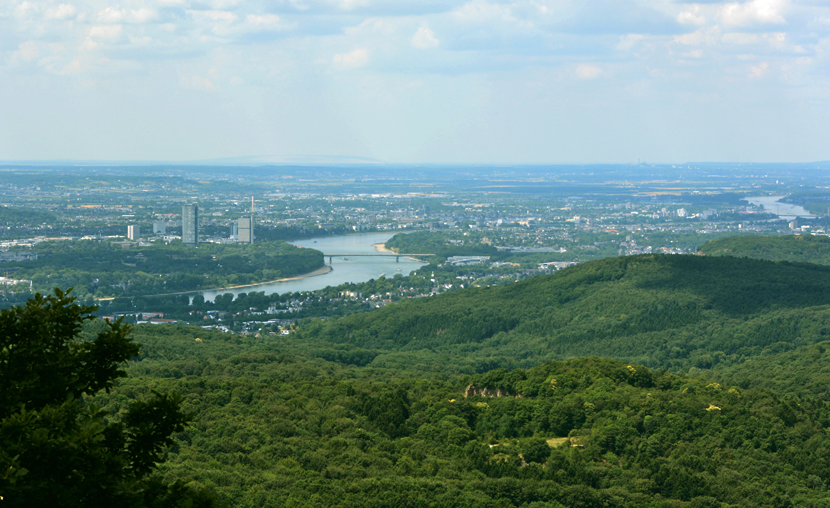 Bonn mit Rheinschleife vom  Großen Ölberg  (höchste Erhebung im Siegengebirge mit 460 m über NN) aufgenommen. 26.06.2014