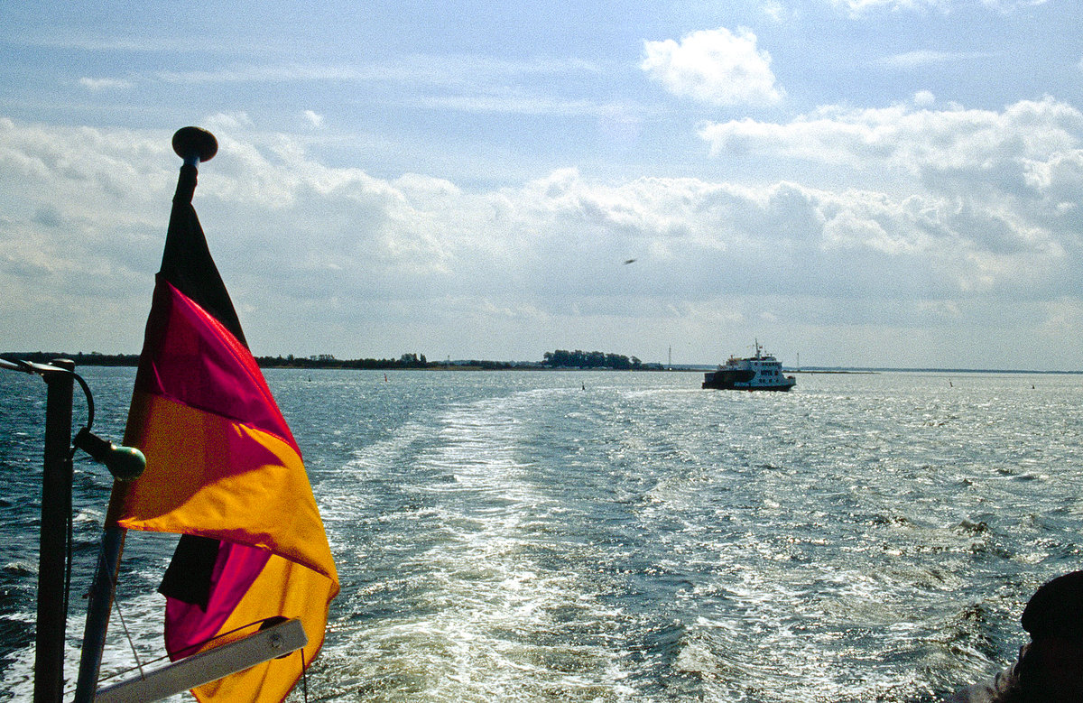 Bootsfahrt von Schaprode auf Rügen nach Neuendorf auf der Insel Hiddensee. Bild vom Dia. Aufnahme: August 2001.