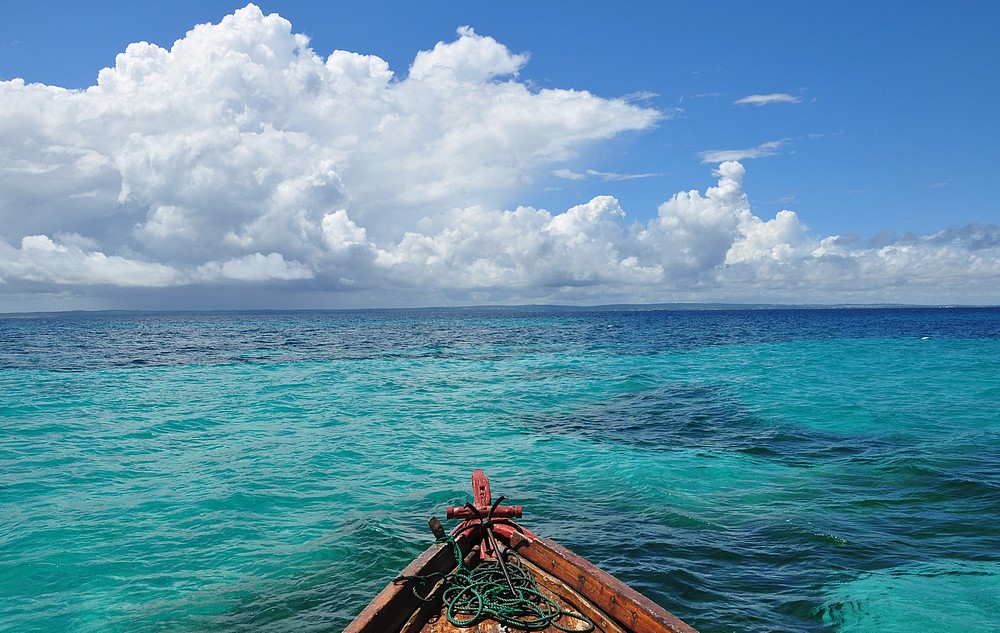 Bootsfahrt zu einer Sandbank im indischen Ozean, in der Nähe vom Bububu, auf Sansibar, Tansania. Die Aufnahme entstand am 28.04.2011. 