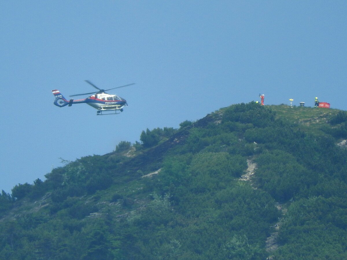  Brand aus! , nach den aufwändigen Löscharbeiten auf dem 1557mtr. hohen Gartenzinken bei Bad-Ischl, welches durch ein Sonnwend-, bzw. Peterfeuer ausgelöst wurde; 210621