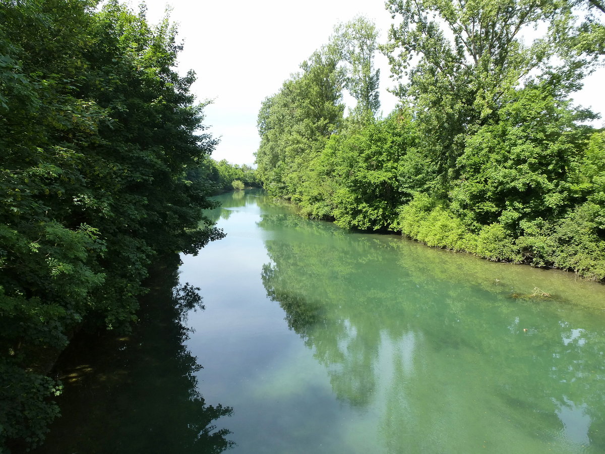 Breisach, Blick von der Brcke ber die Mhlin fluabwrts, nach der Biegung mndet sie hier in den Rhein, Juni 2017