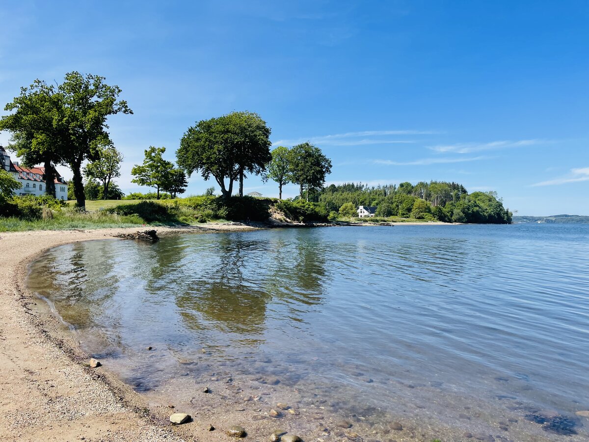 Brejning Strand an der Vejle Fjord. Aufnahme: 5. Juni 2022.