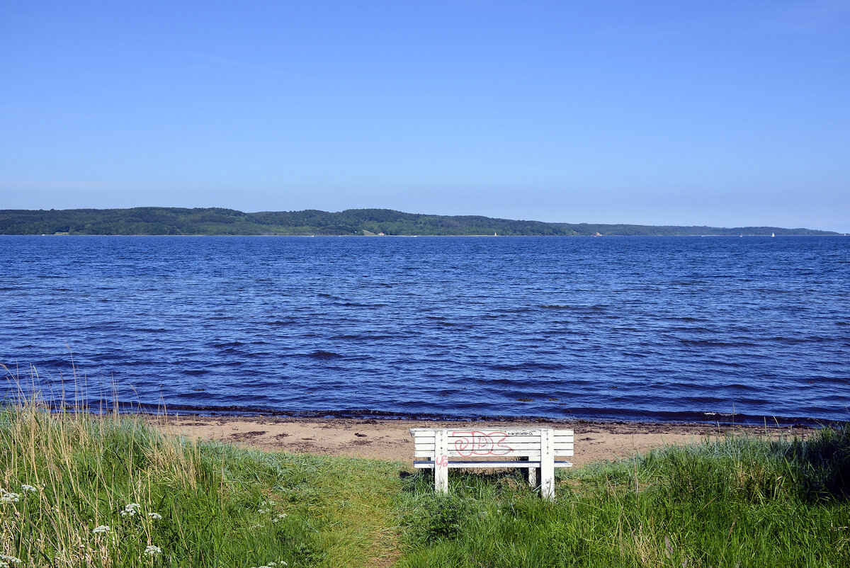 Brejning Strand - Blick auf Vejle Fjord. Aufnahme: 5. Juni 2022.