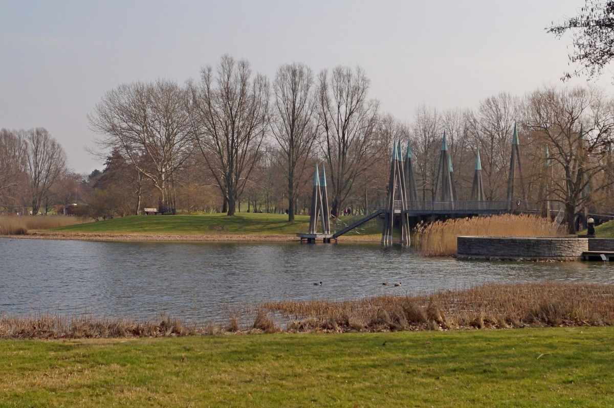 Britzer Garten Berlin: Der Britzer Garten, am 8. Juli 1989 nach dem Berliner Ortsteil Britz benannt, wurde als Landschaftspark für die Bundesgartenschau 1985 angelegt, um der Bevölkerung im Süden West-Berlins einen neuen Naherholungsort zu bieten. Wikipedia 28.02.2016 fotografiert