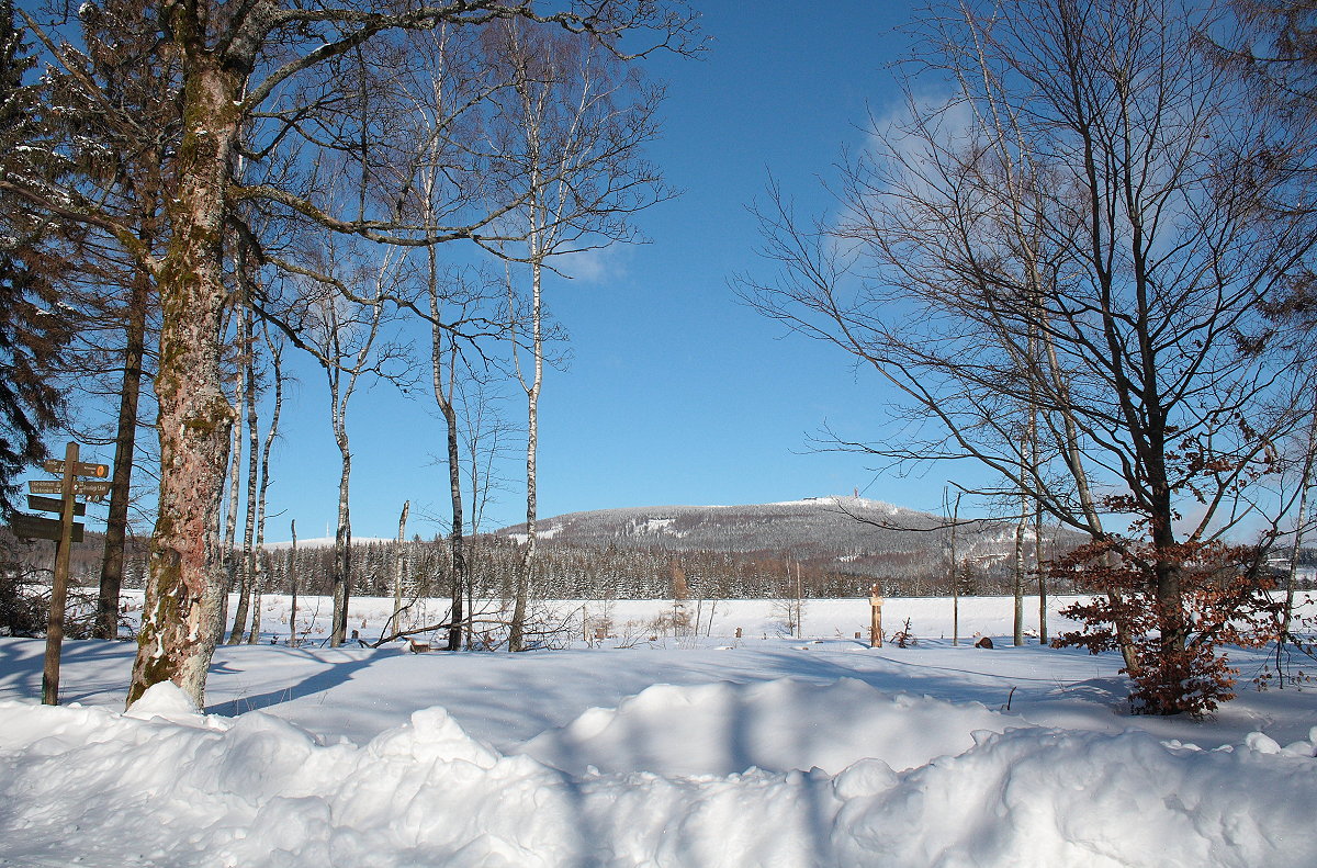 Brocken (links) und Wurmberg (in der Bildmitte), Die höchsten Berge des Harzes, am Nachmittag des 13.02.2021 aus der Nähe des ehemaligen Forsthauses am Brunnenbach gesehen...