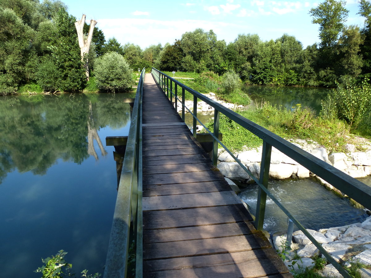 Brücke für Fußgänger und Radfahrer über einen Altrheinarm südlich von Kehl, Aug.2016
