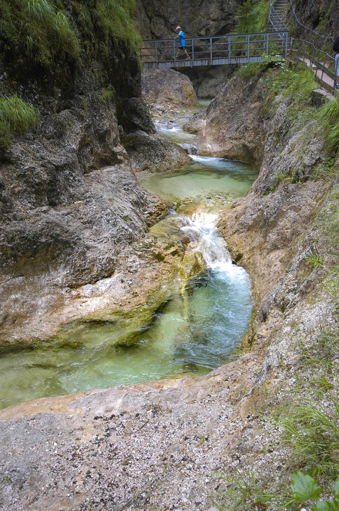 Brücke über dem Almbach in Almbachklamm im Berchtesgadener Land. Aufnahme: Juli 2008.