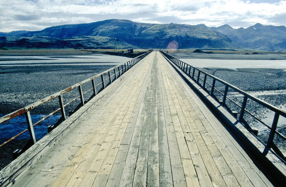 Brücke über Reyðará auf der Ringstraße 1 zwischen Höfn und Egilsstaði . Bild vom Dia. Aufnahme: August 1995.