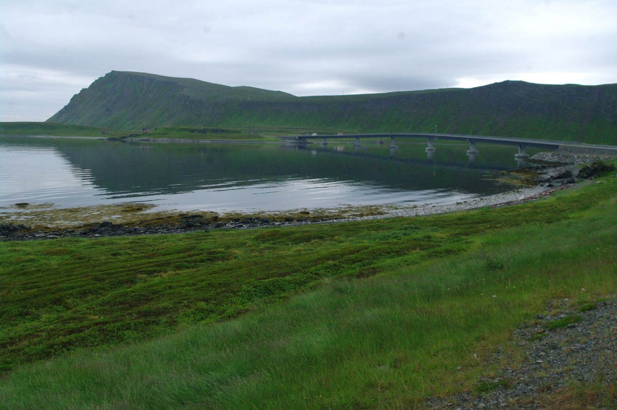 Brücke über den Sarnesfjord mit Berg Koppholdalen (04.07.2013)